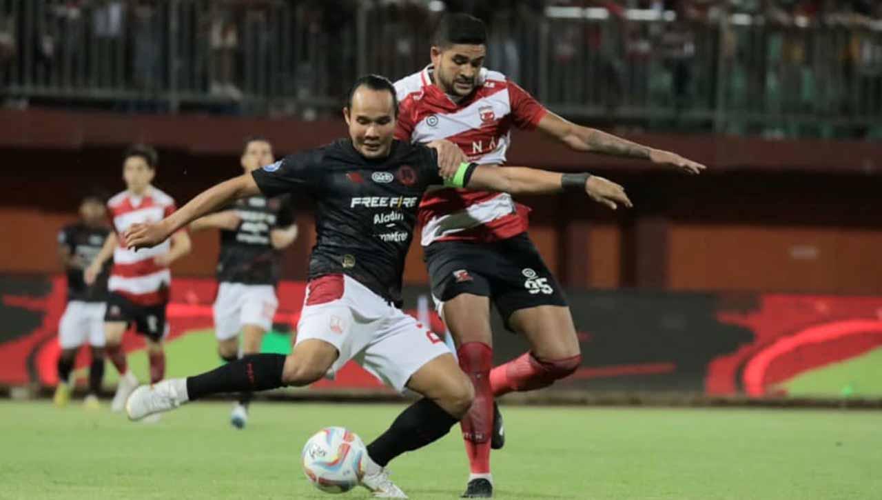 Pemain Madura United mencoba gagalkan serangan dari pemain Persis pada pekan keempat Liga 1 di Stadion Gelora Madura Ratu Pamelingan (Pamekasan), Minggu (23/07/23). (Foto: MO Madura United)