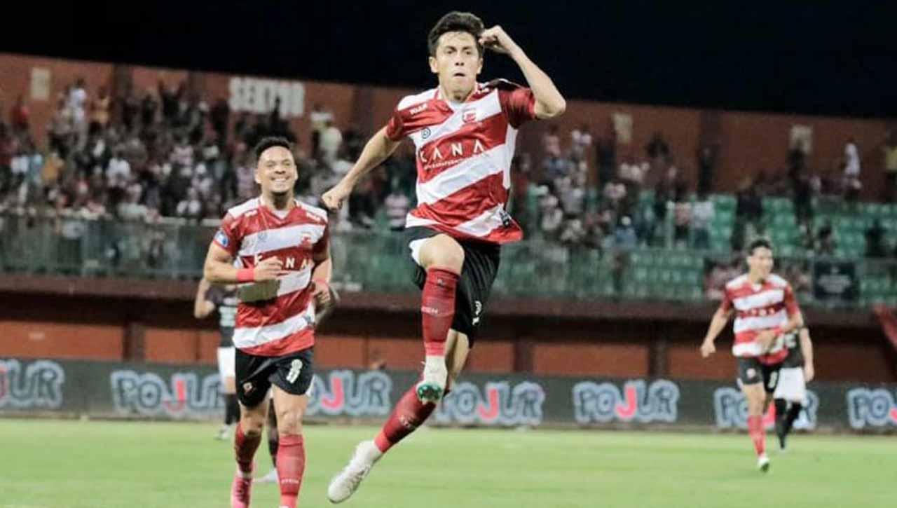 Selebrasi pemain Madura United, Francisco Rivera usai mencetak gol ke gawang Persis pada pekan keempat Liga 1 di Stadion Gelora Madura Ratu Pamelingan (Pamekasan), Minggu (23/07/23). (Foto: MO Madura United)