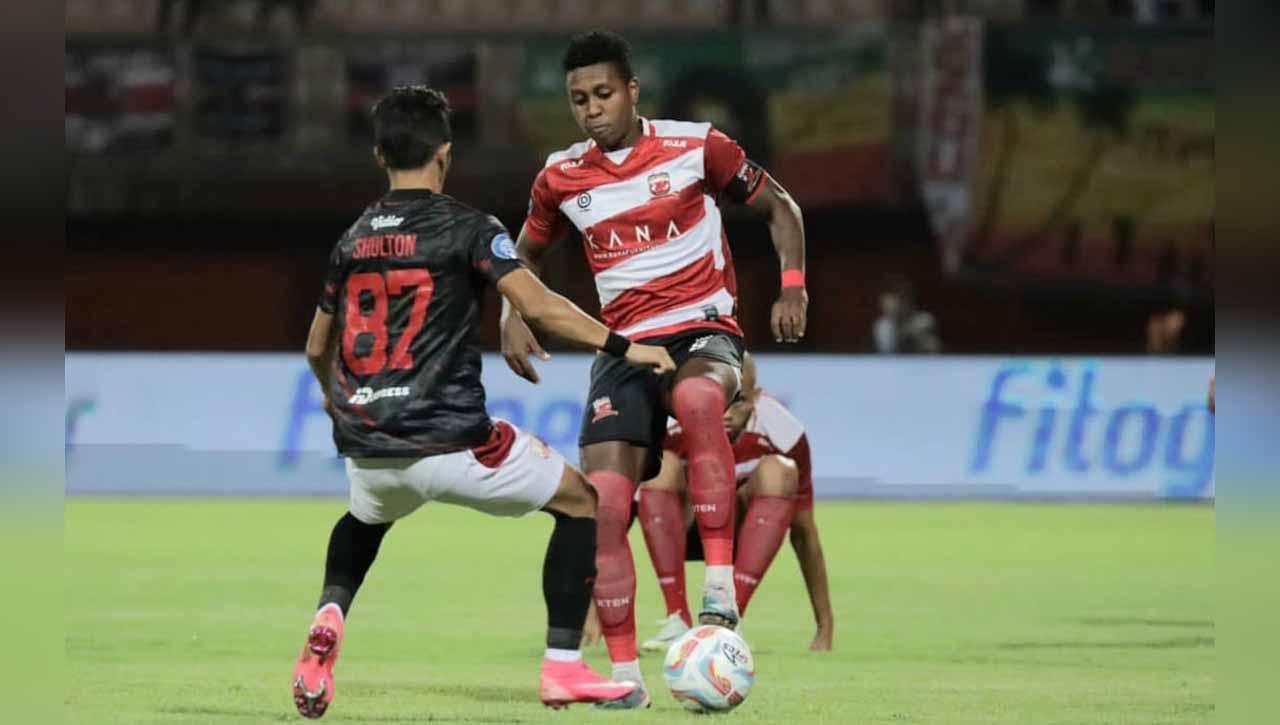 Pemain Madura United, Hugo Gomes Jaja mencoba melewati dari pemain Persis pada pekan keempat Liga 1 di Stadion Gelora Madura Ratu Pamelingan (Pamekasan), Minggu (23/07/23). (Foto: MO Madura United)