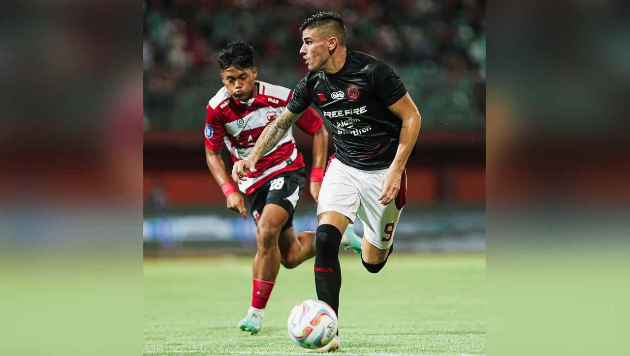 Pemain Persis mencoba melewati hadangan pemain Madura United pada pekan keempat Liga 1 di Stadion Gelora Madura Ratu Pamelingan (Pamekasan), Minggu (23/07/23). (Foto: @persisofficial)