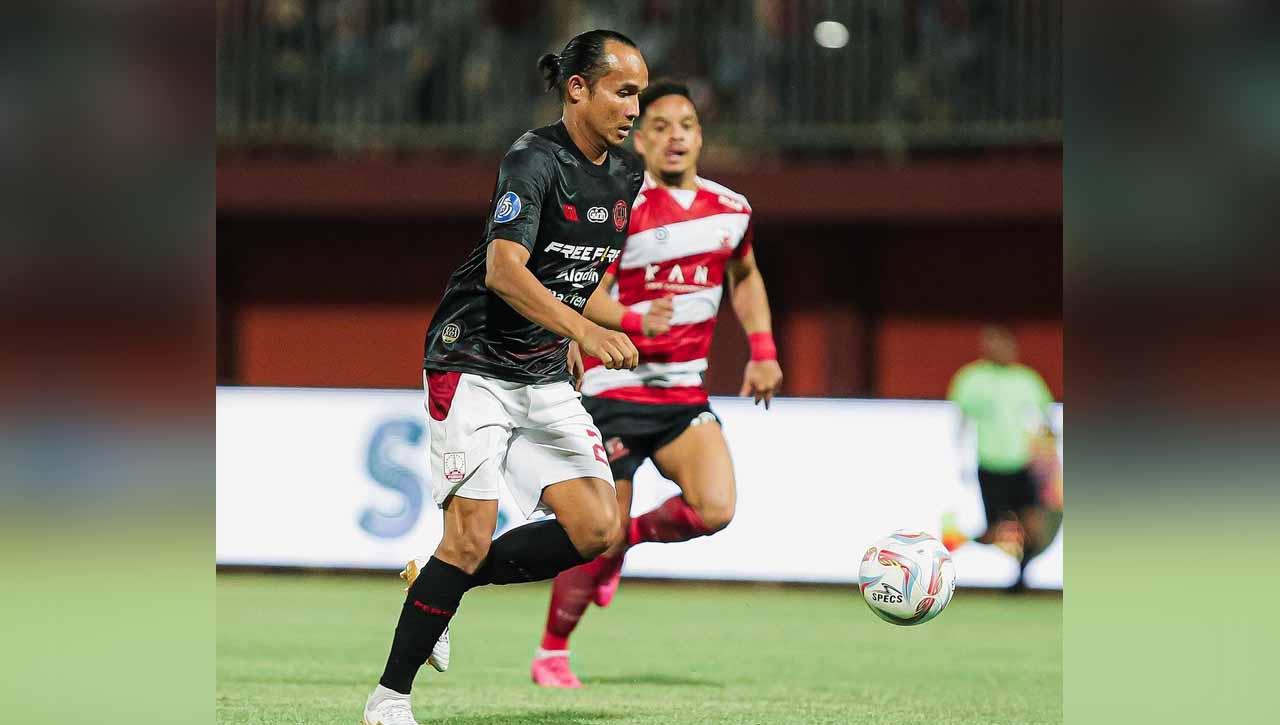 Pemain Persis menghindar dari kejarang pemain Madura United, Lulinha pada pekan keempat Liga 1 di Stadion Gelora Madura Ratu Pamelingan (Pamekasan), Minggu (23/07/23). (Foto: @persisofficial)