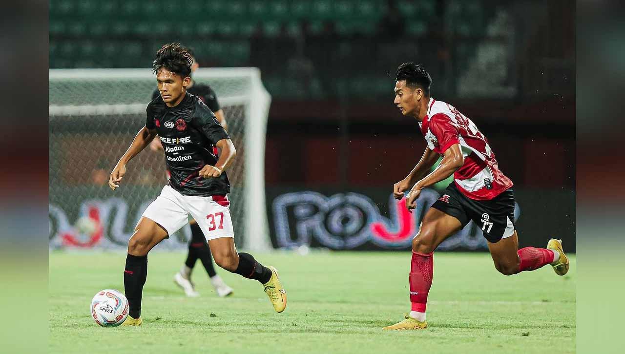 Pemain Persis hindari dari kejarang pemain Madura United pada pekan keempat Liga 1 di Stadion Gelora Madura Ratu Pamelingan (Pamekasan), Minggu (23/07/23). (Foto: @persisofficial)