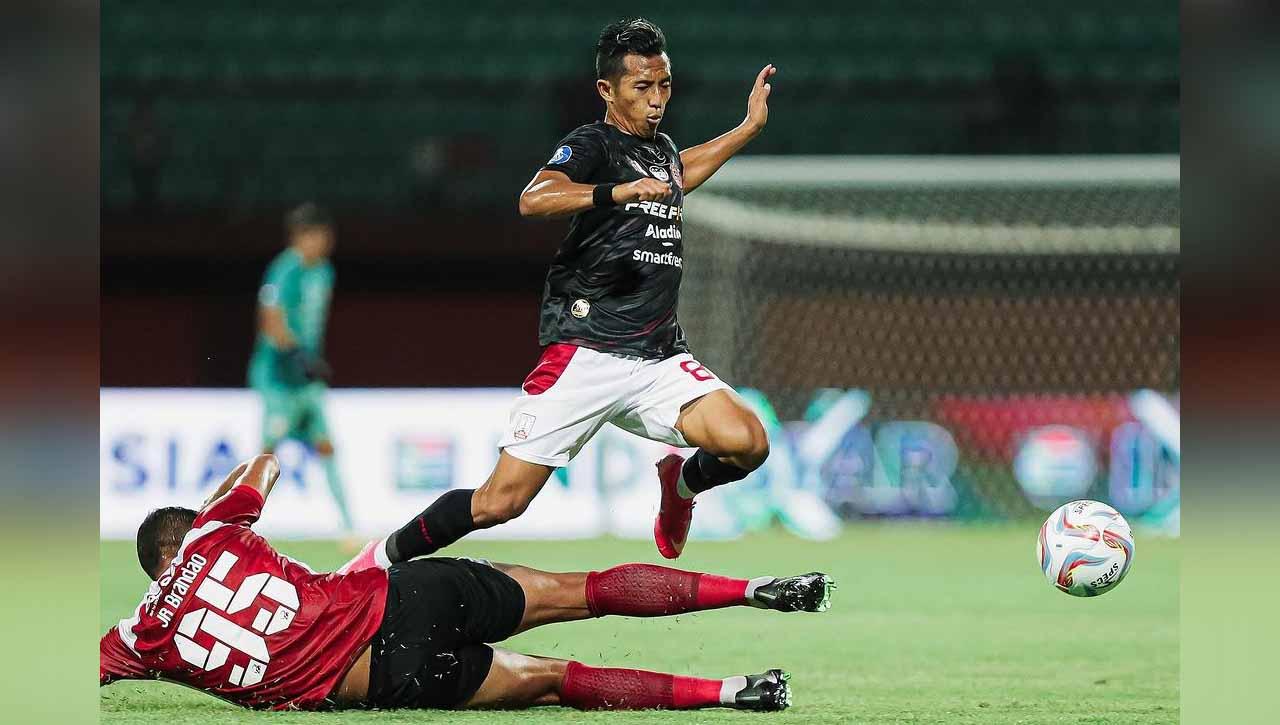 Pemain Persis hindari dari tekel pemain Madura United pada pekan keempat Liga 1 di Stadion Gelora Madura Ratu Pamelingan (Pamekasan), Minggu (23/07/23). (Foto: @persisofficial)