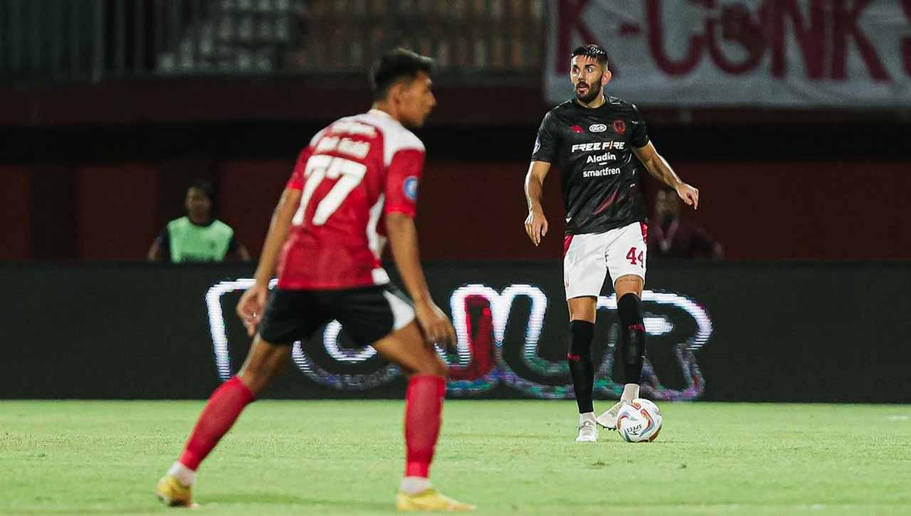 Pemain Persis, Diego Bardanca mengoper bola ke reken setim saat melawan Madura United pada pekan keempat Liga 1 di Stadion Gelora Madura Ratu Pamelingan (Pamekasan), Minggu (23/07/23). (Foto: @persisofficial)