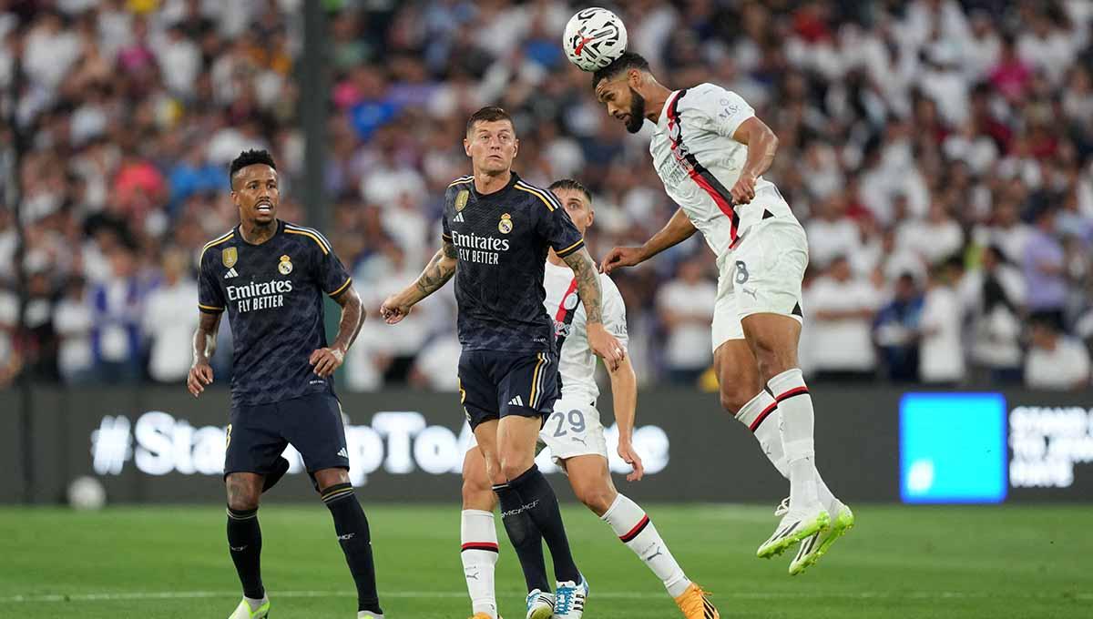 Pemain AC Milan lakukan sundulan bola ke gawang Real Madrid di babak pertama di Pasadena, California, AS, Senin (24/07/23). (Foto: REUTERS/Kirby Lee)