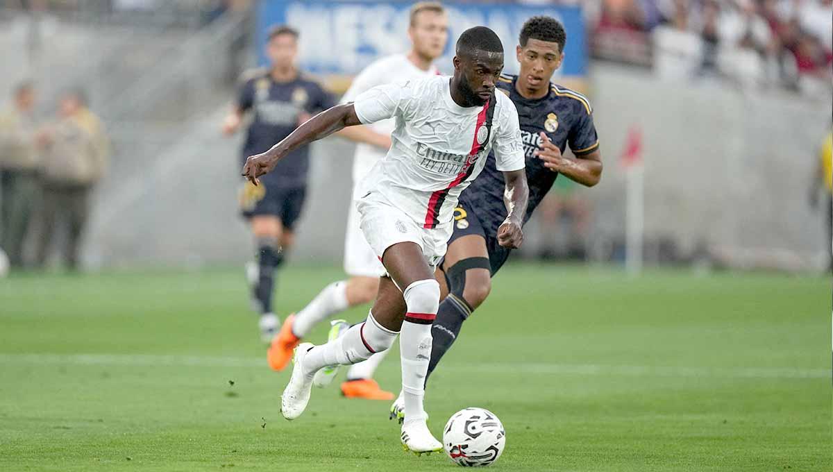 Bek AC Milan, Fikayo Tomori lakukan penguasaan bola dari penjagaan pemain Real Madrid di babak pertama di Pasadena, California, AS, Senin (24/07/23). (Foto: REUTERS/Kirby Lee)