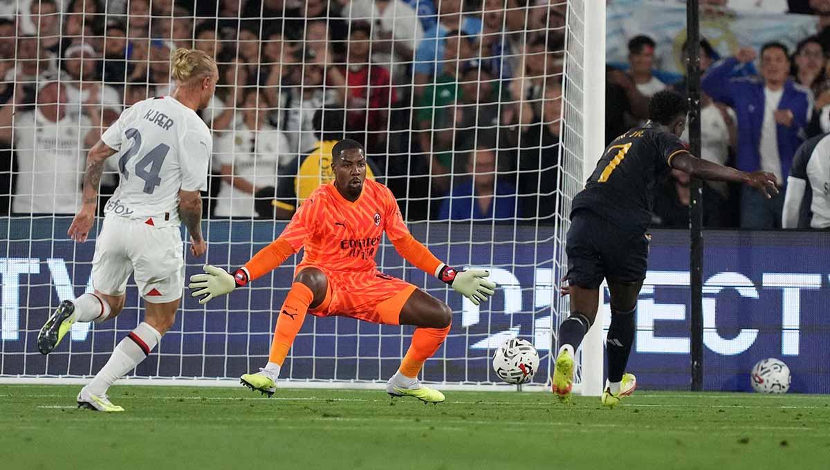 Pemain depan Real Madrid Vinicius Junior mencetak gol saat berhadapan dengan kiper AC Milan Mike Maignan pada babak kedua di Pasadena, California, AS, Senin (24/07/23). (Foto: REUTERS/Kirby Lee)