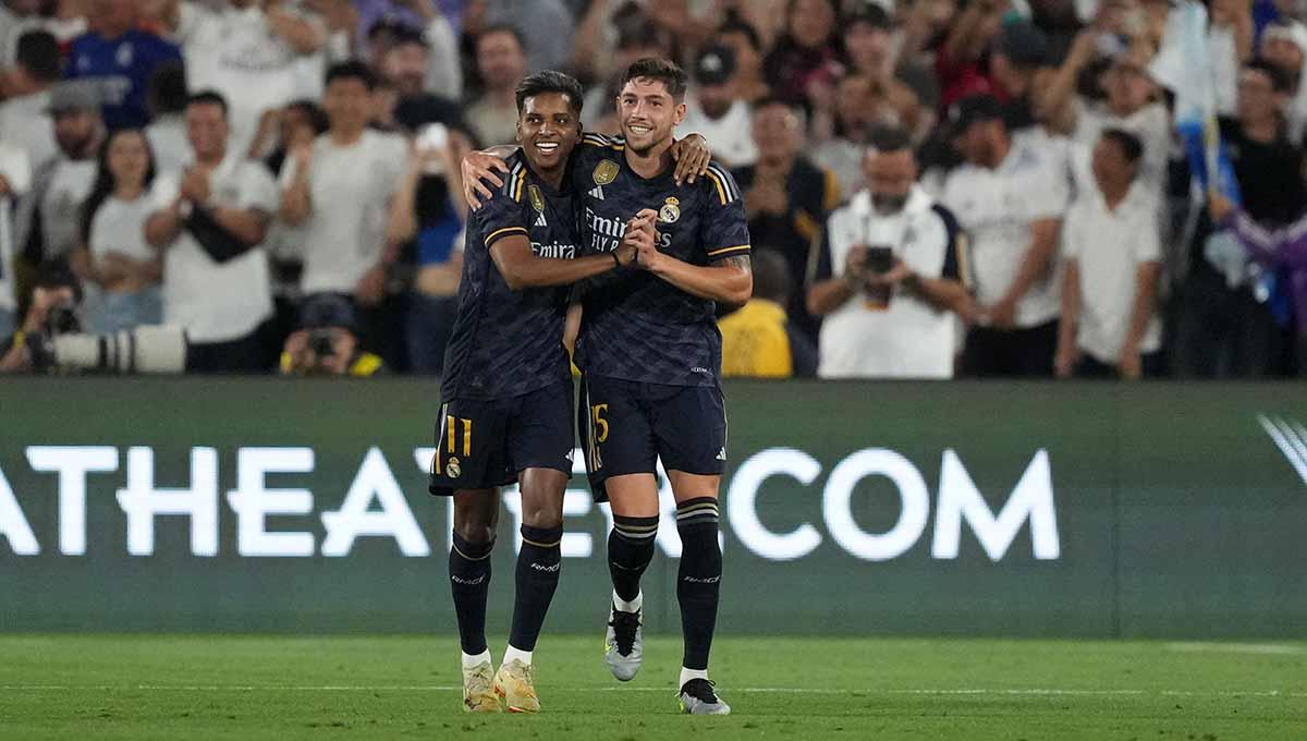 Gelandang Real Madrid, Federico Valverde dan rekan setimnya Rodrygo Silva merayakan gol saat melawan AC Milan pada babak kedua di Pasadena, California, AS, Senin (24/07/23). (Foto: REUTERS/Kirby Lee)