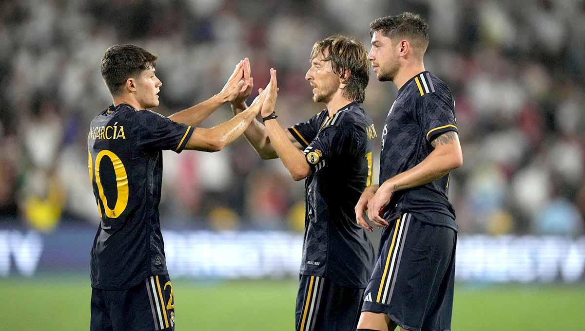 Gelandang Real Madrid Luka Modric dan rekan tim Federico Valverde usai pertandingan melawan AC Milan di Pasadena, California, AS, Senin (24/07/23). (Foto: REUTERS/Kirby Lee)