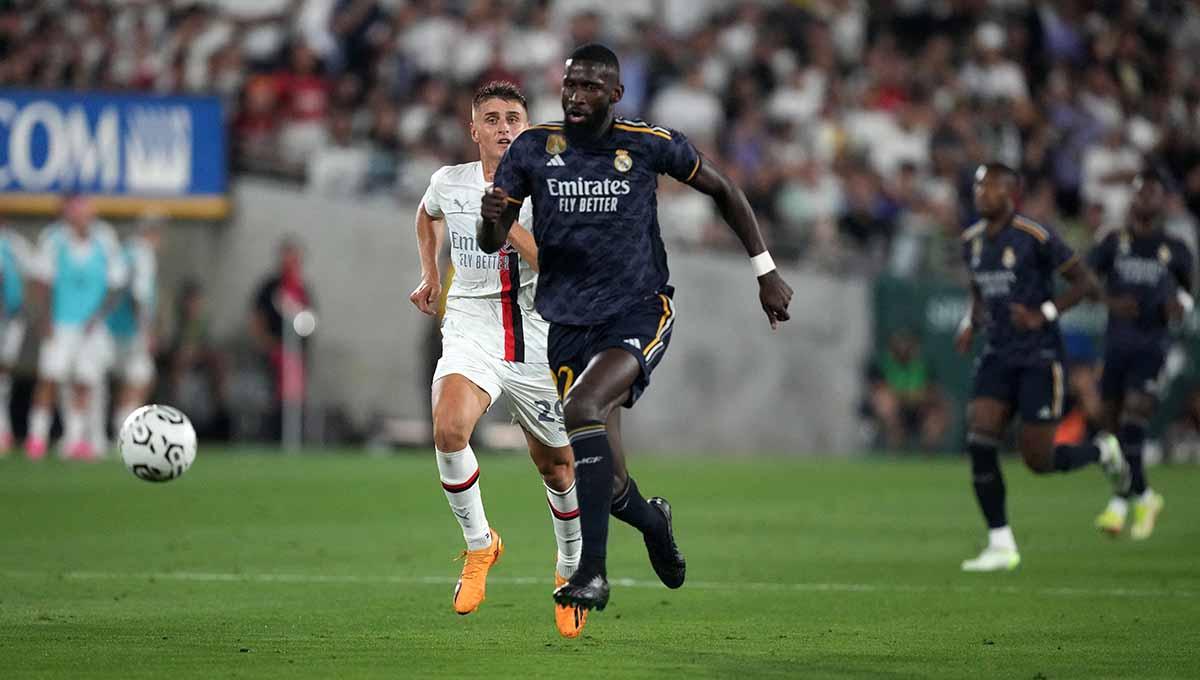 Bek Real Madrid Antonio Rudiger saat menguasai bola saat melawan AC Milan pada babak kedua di Pasadena, California, AS, Senin (24/07/23). (Foto: REUTERS/Kirby Lee)