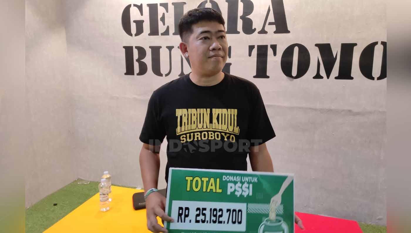Salah satu pentolan Bonek Tribun Kidul, Sinyo Devara Noumanto menyerahkan donasi sanksi Rp25 juta yang dijatuhkan Komdis PSSI terhadap Persebaya. (Foto: Fitra Herdian/INDOSPORT).
