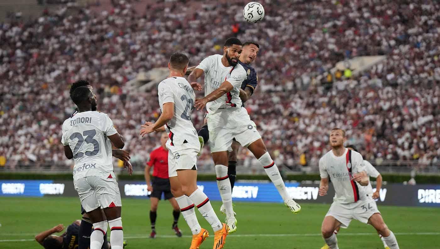 Pemain AC Milan, Ruben Ira Loftus-Cheek lakukan sundulan bola ke gawang Real Madrid pada babak pertama pra musim di Pasadena, California, AS, Senin (24/07/23). (Foto: REUTERS/Kirby Lee)