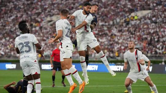 Pemain AC Milan, Ruben Ira Loftus-Cheek lakukan sundulan bola ke gawang Real Madrid pada babak pertama pra musim di Pasadena, California, AS, Senin (24/07/23). (Foto: REUTERS/Kirby Lee)