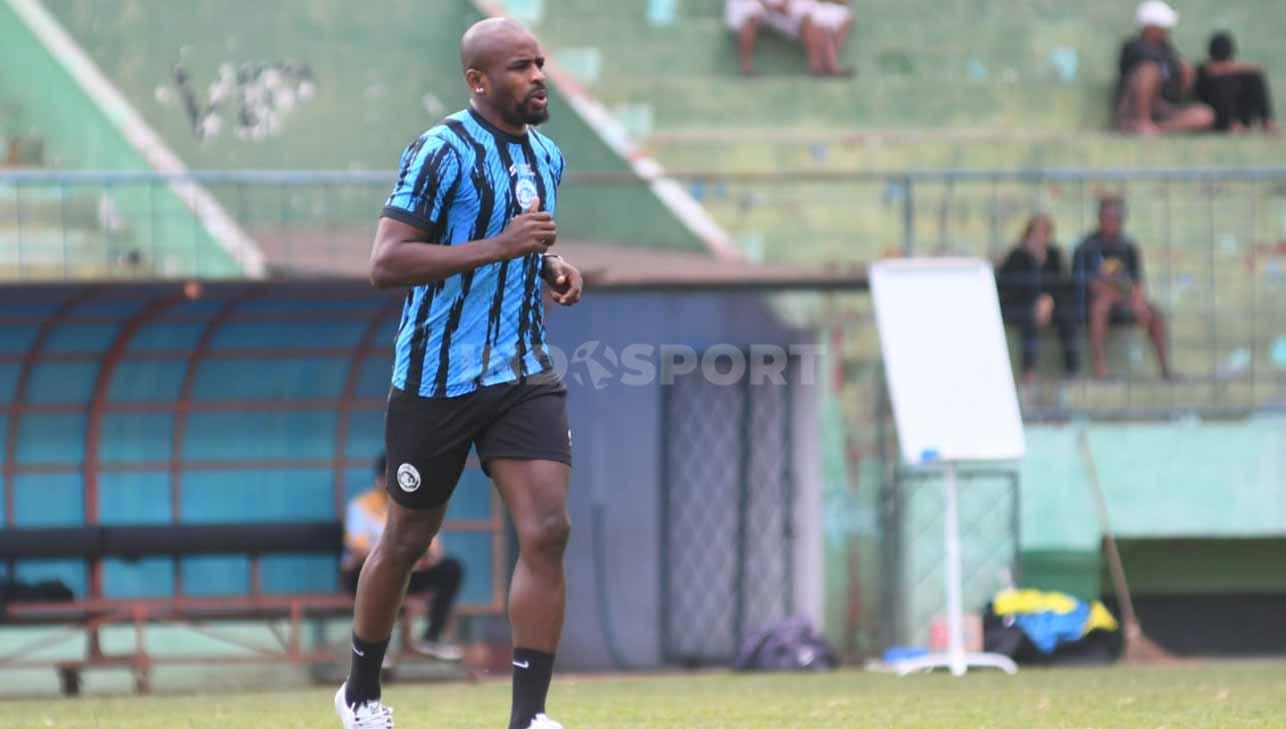 Rekrutan terbaru Arema FC,Greg Nwokolo, telah bergabung bersama tim dan mengikuti sesi latihan pertamanya di Malang, Selasa (25/7/23). (Foto: Ian Setiawan/INDOSPORT)