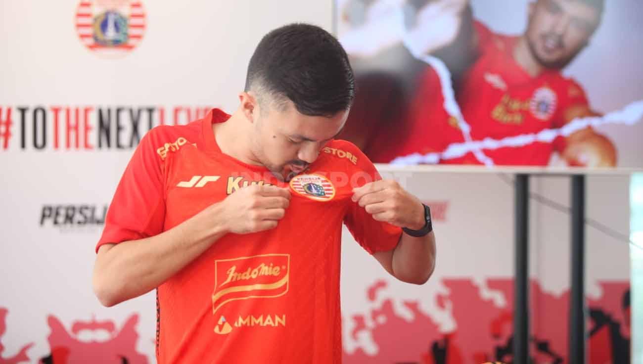 Penandatanganan kontrak sekaligus perkenalan pemain asing Persija Jakarta asal Filipina, Oliver Bias di Persija Store, Kamis (27/07/23).