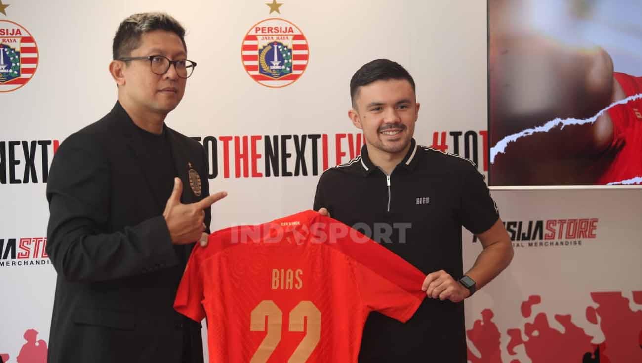 Penandatanganan kontrak sekaligus perkenalan pemain asing Persija Jakarta asal Filipina, Oliver Bias di Persija Store, Kamis (27/07/23).