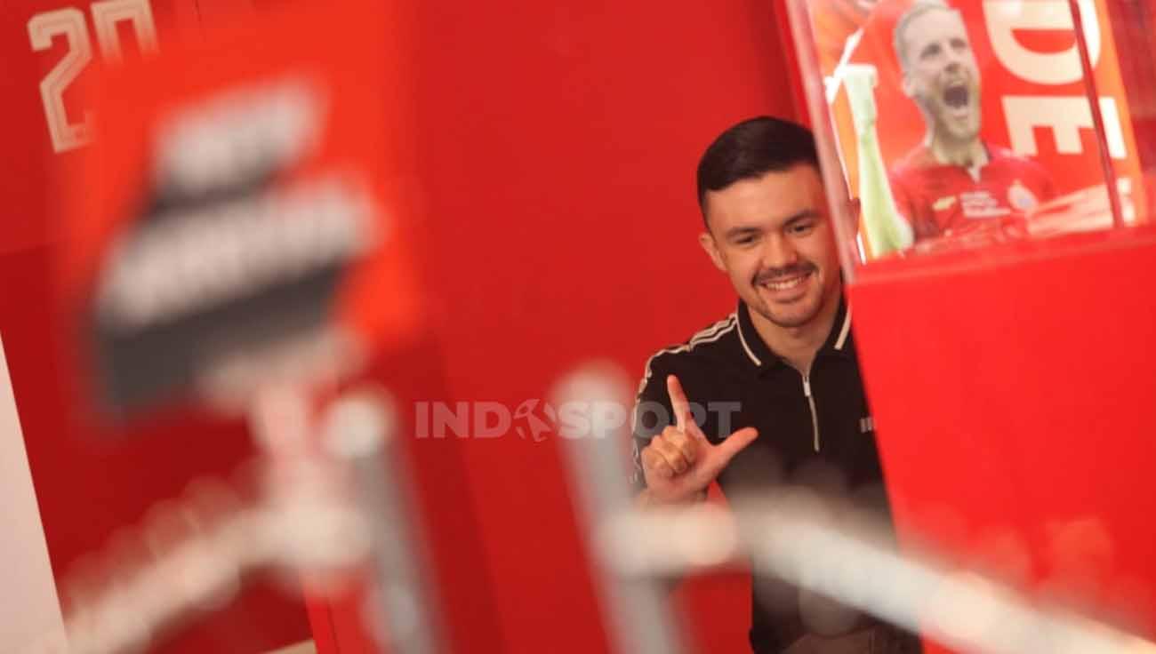 Penandatanganan kontrak sekaligus perkenalan pemain asing Persija Jakarta asal Filipina, Oliver Bias di Persija Store, Kamis (27/07/23).