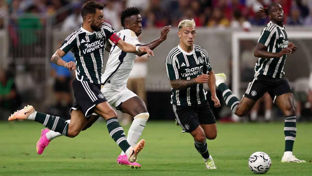 Pemain Real Madrid, Vinicius Junior berupaya meloloskan diri dari hadangan Bruno Fernandes di laga pramusim. (Foto: realmadrid)