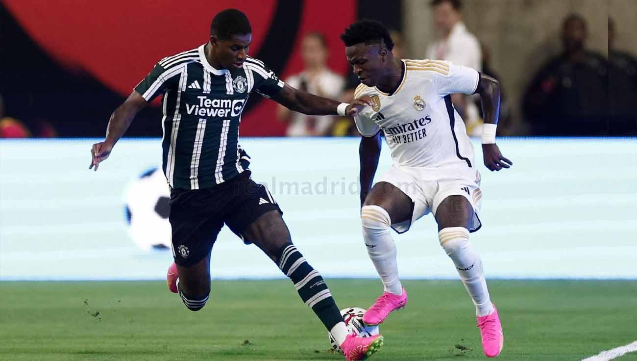 Pemain Real Madrid, Vinicius Junior mendapat perlawanan dari pemain Manchester United Marcus Rashford di laga pramusim. (Foto: realmadrid)