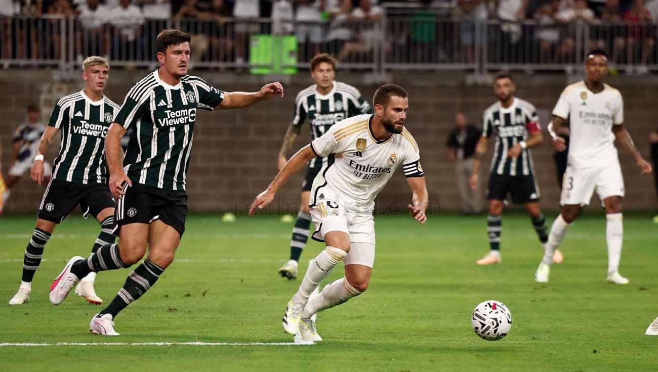 Pemain Real Madrid, Nacho Fernández berupaya menjauh dari kejaran bek Manchester United Harry Maguire di laga pramusim. (Foto: realmadrid)