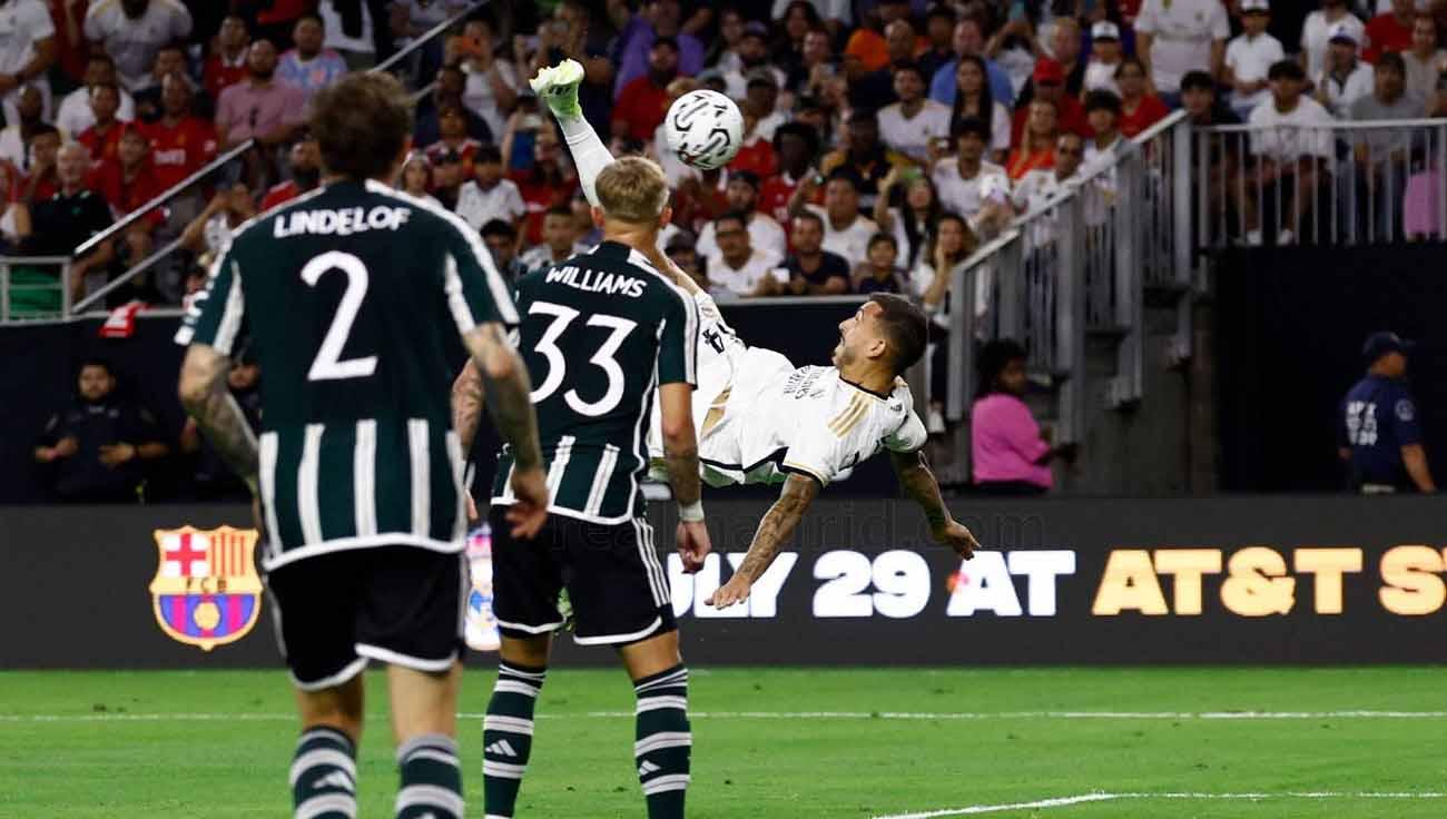 Aksi akrobatik tendangan salto pemain Real Madrid, Joselu membobol gawang Manchester United di laga pramusim. (Foto: realmadrid)