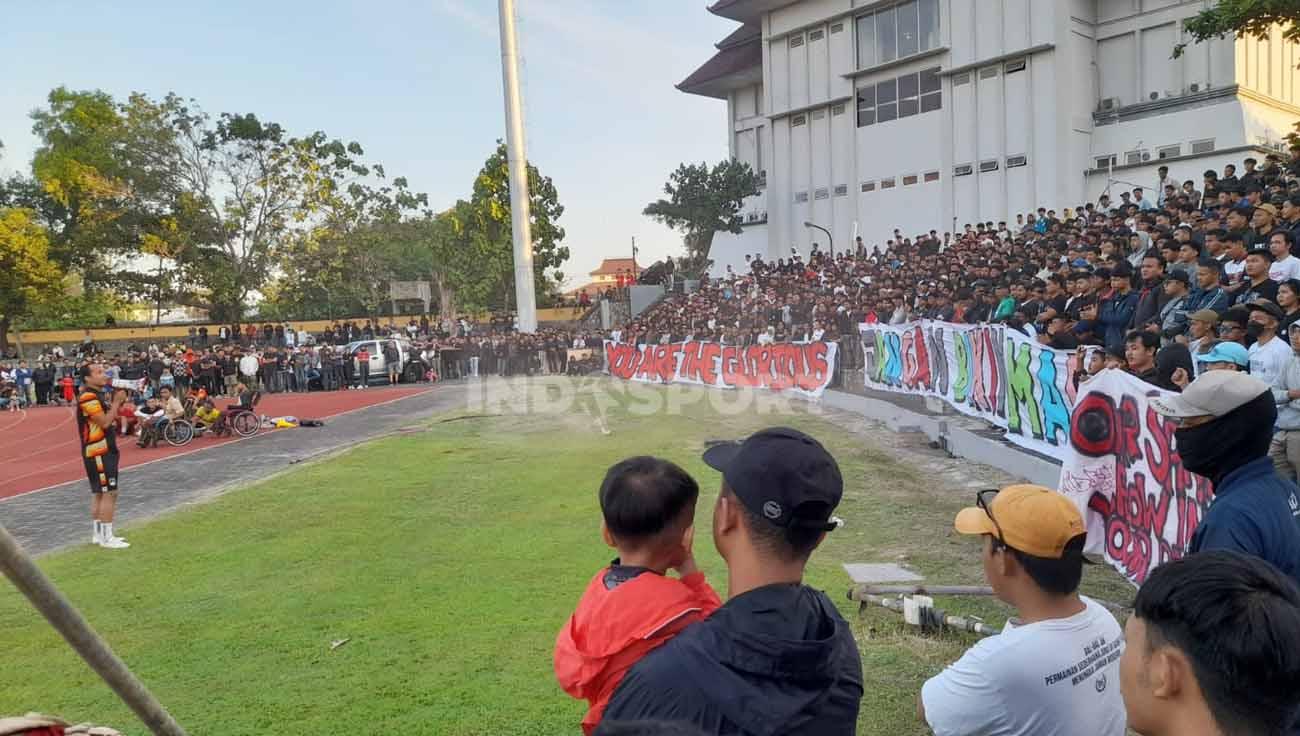 Ratusan suporter saat memadati sesi latihan Persis Solo di Stadion Sriwedari, jelang laga melawan Arema FC, Sabtu (29/07/23).