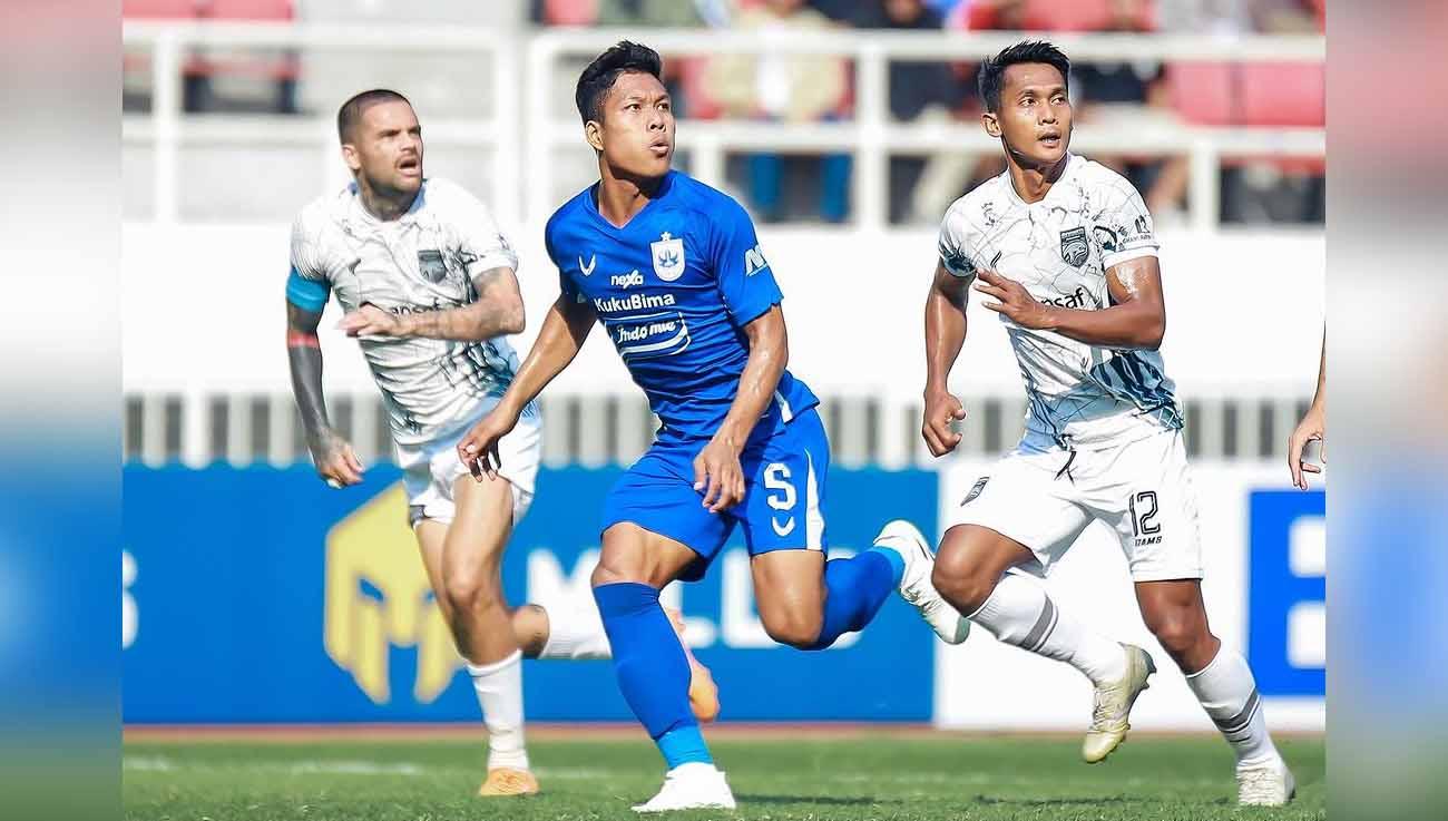 Pemain PSIS, Wahyu Prasetyo dijaga ketat dua pemain Borneo, Diego Michiels dan rekan setim pada laga Liga 1 di Stadion Jatidiri (Semarang), Jumat (28/07/23). (Foto: Instagram@psisfcofficial)