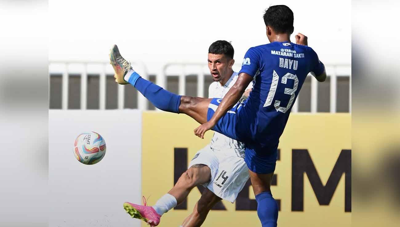 Pemain Borneo, Stefano Lilipaly mencoba memberikan umpan kepada rekan setim pada laga Liga 1 di Stadion Jatidiri (Semarang), Jumat (28/07/23). (Foto: Instagram@borneofc.id)