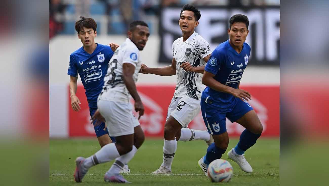 Pemain PSIS, Wahyu Prasetyo dibayang-bayangi pemain Borneo, Terens Puhiri pada laga Liga 1 di Stadion Jatidiri (Semarang), Jumat (28/07/23). (Foto: Instagram@borneofc.id)