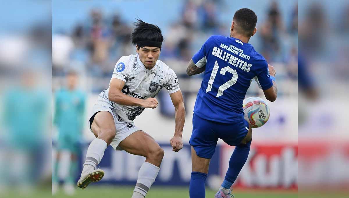 Pemain PSIS, Gali Freitas duel melawan pemain Borneo FC Kei Hirose pada laga Liga 1 di Stadion Jatidiri (Semarang), Jumat (28/07/23). (Foto: Instagram@borneofc.id)