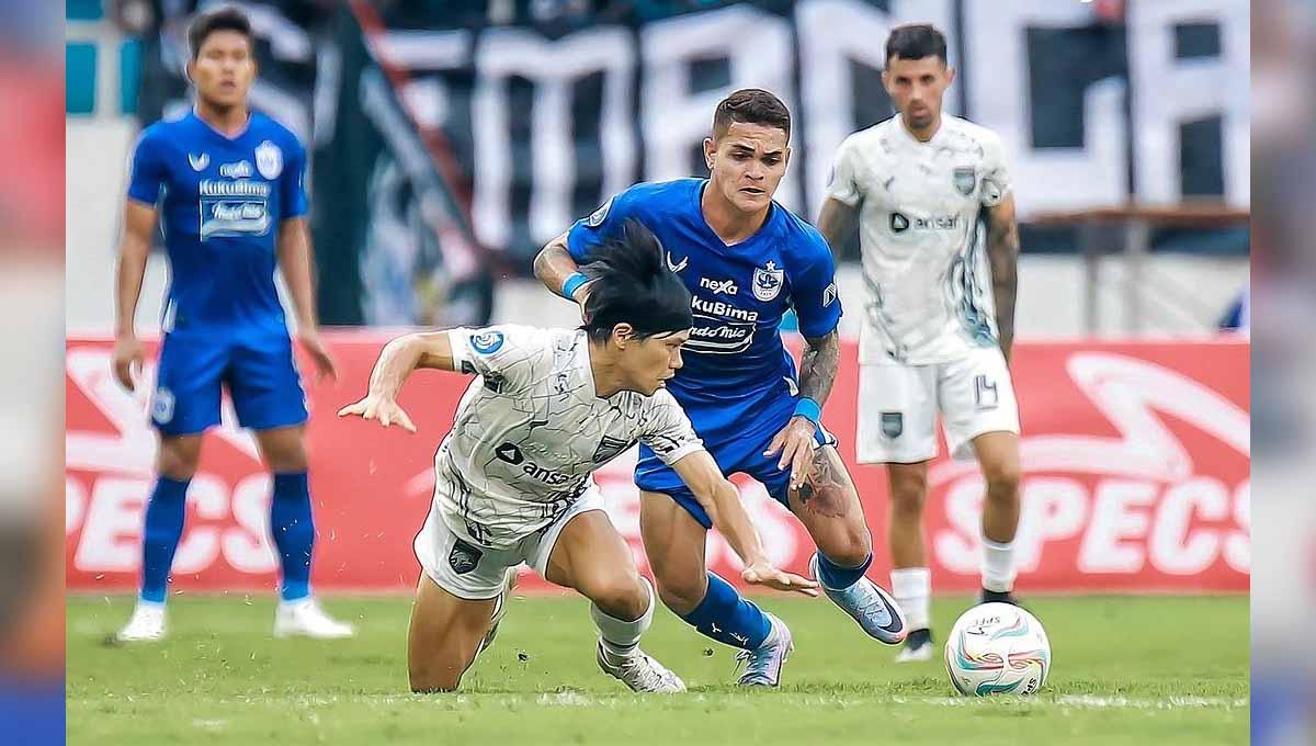 Pemain PSIS, Gali Freitas duel melawan pemain Borneo FC Kei Hirose pada laga Liga 1 di Stadion Jatidiri (Semarang), Jumat (28/07/23). (Foto: Instagram@ psisfcofficial)