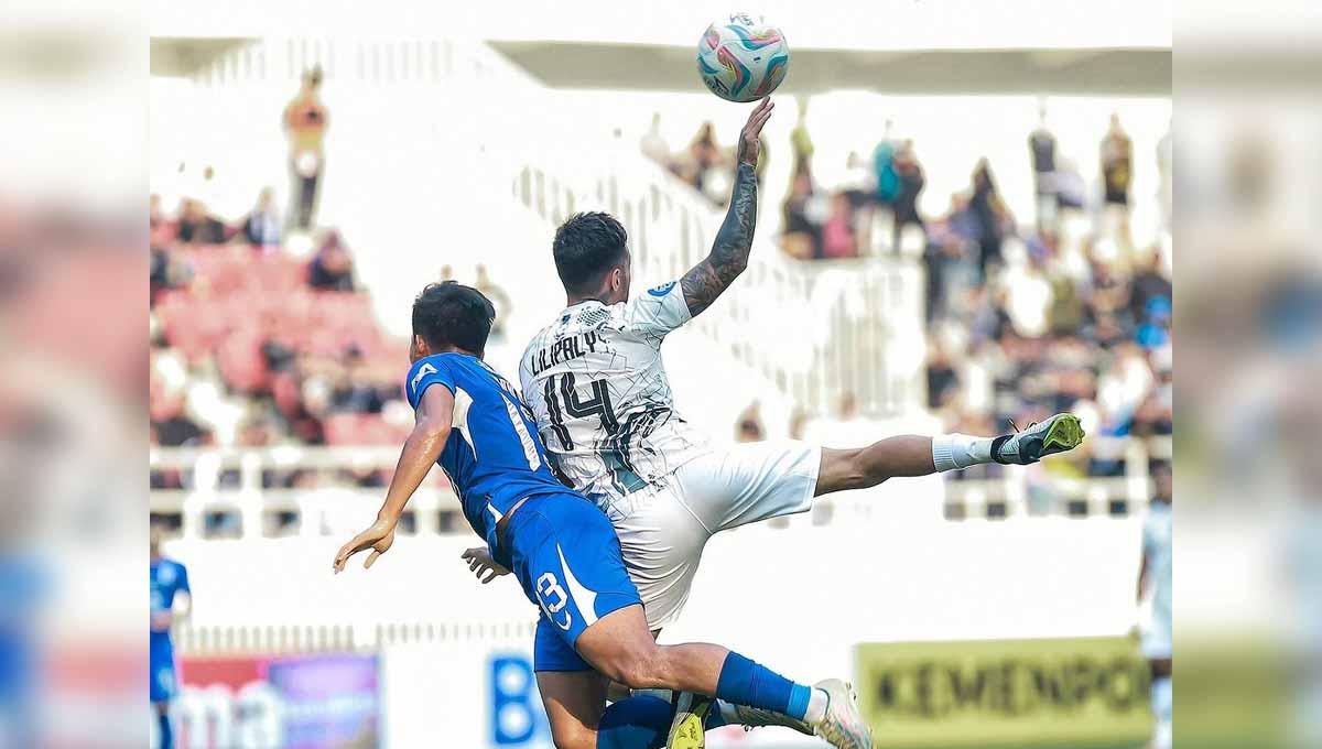 Aksi duel pemain Borneo, Stefano Lilipaly dengan pemain PSIS pada laga Liga 1 di Stadion Jatidiri (Semarang), Jumat (28/07/23). (Foto: Instagram@ psisfcofficial)