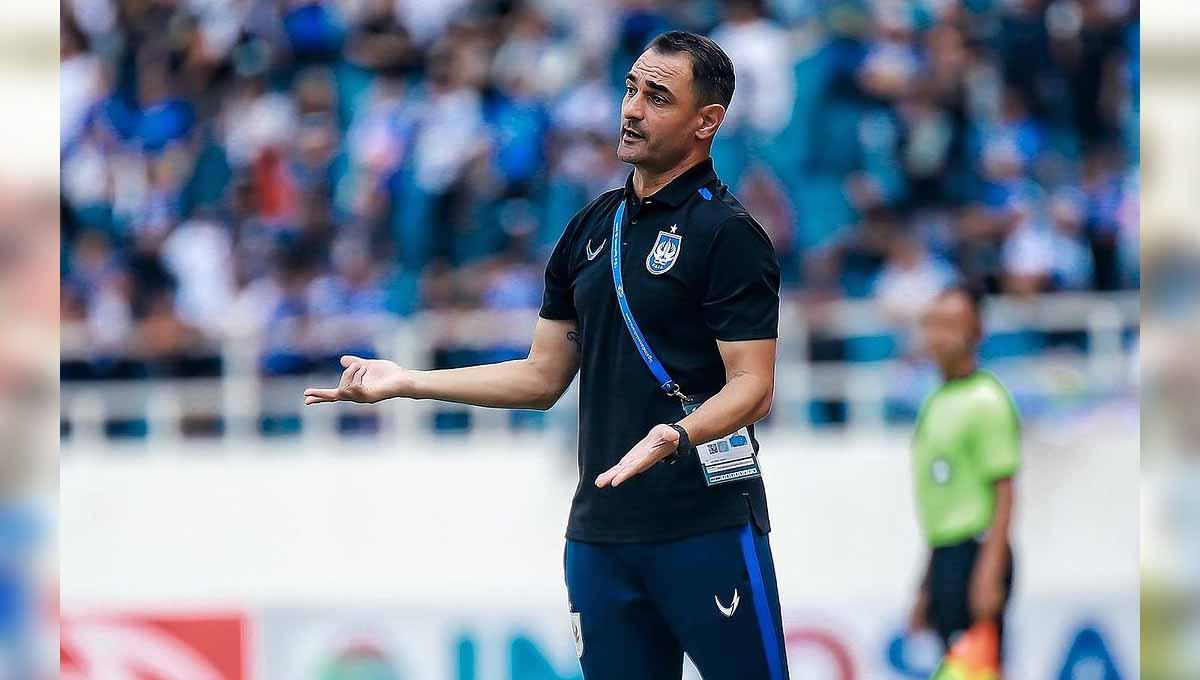 Pelatih PSIS, Gilbert Agius di pertandingan melawan Borneo pada laga Liga 1 di Stadion Jatidiri (Semarang), Jumat (28/07/23). (Foto: Instagram@ psisfcofficial)