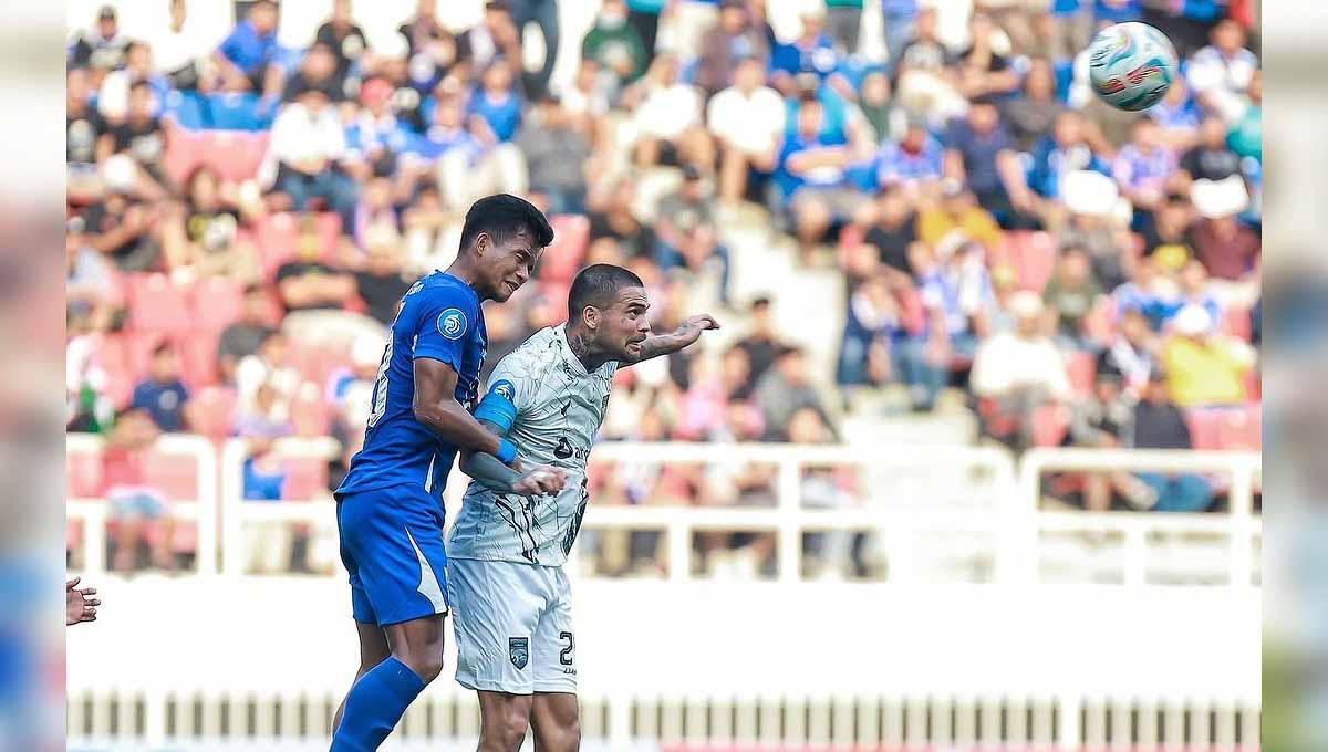 Duel sundulan pemain Borneo, Diego Michiels dengan pemain PSIS pada laga Liga 1 di Stadion Jatidiri (Semarang), Jumat (28/07/23). (Foto: Instagram@ psisfcofficial)