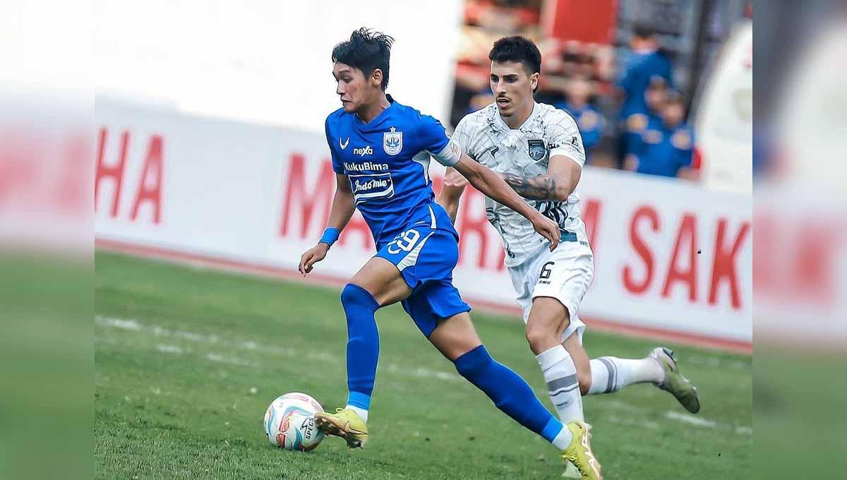 Pemain PSIS, Septian David Maulana berupaya menghindar dari kejarang pemain Borneo, Silvério Silva pada laga Liga 1 di Stadion Jatidiri (Semarang), Jumat (28/07/23). (Foto: Instagram@ psisfcofficial)