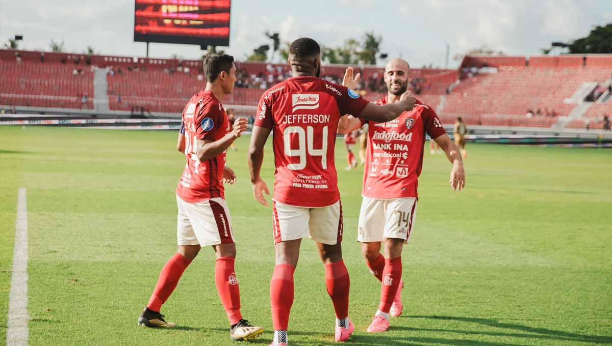 Selebrasi pemain Bali United, Mohammed Rashid dan Ricky Fajrin usai Jefferson Assis mencetak gol ke gawang Dewa United pada laga Liga 1 di Stadion Kapten I Wayan Dipta (Gianyar), Sabtu (29/07/23). (Foto: MO Bali United)