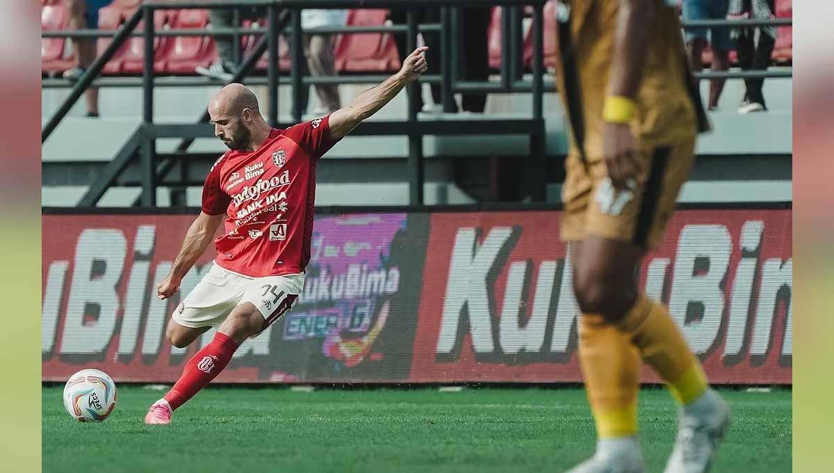 Pemain Bali United, Mohammed Rashid memberikan umpan bola kepada rekan setim pada laga Liga 1 di Stadion Kapten I Wayan Dipta (Gianyar), Sabtu (29/07/23). (Foto: Instagram@baliunitedfc)