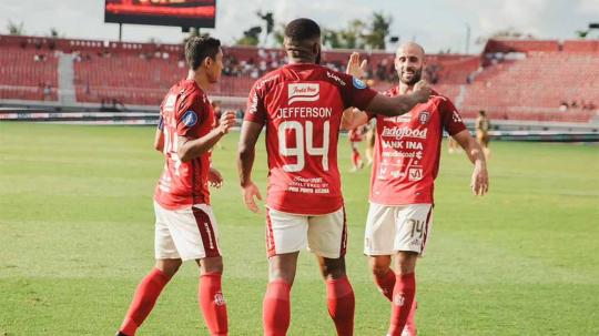 Selebrasi pemain Bali United, Mohammed Rashid dan Ricky Fajrin usai Jefferson Assis mencetak gol ke gawang Dewa United pada laga Liga 1 di Stadion Kapten I Wayan Dipta (Gianyar), Sabtu (29/07/23). (Foto: MO Bali United)