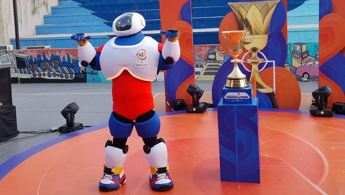 Trofi dan maskot FIBA Basketball World Cup 2023. (Foto: Trofi dan maskot FIBA Basketball World Cup 2023. Foto:Nofik Lukman Hakim)