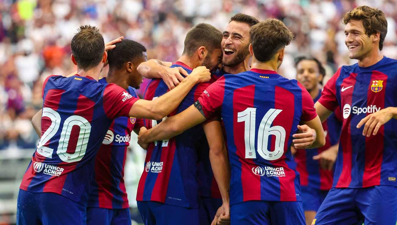 Selebrasi pemain depan Barcelona Ferran Torres merayakan dengan rekan setimnya usai mencetak gol pada babak kedua melawan Real Madrid di Stadion AT&T. (Foto: REUTERS/Kevin Jairaj)