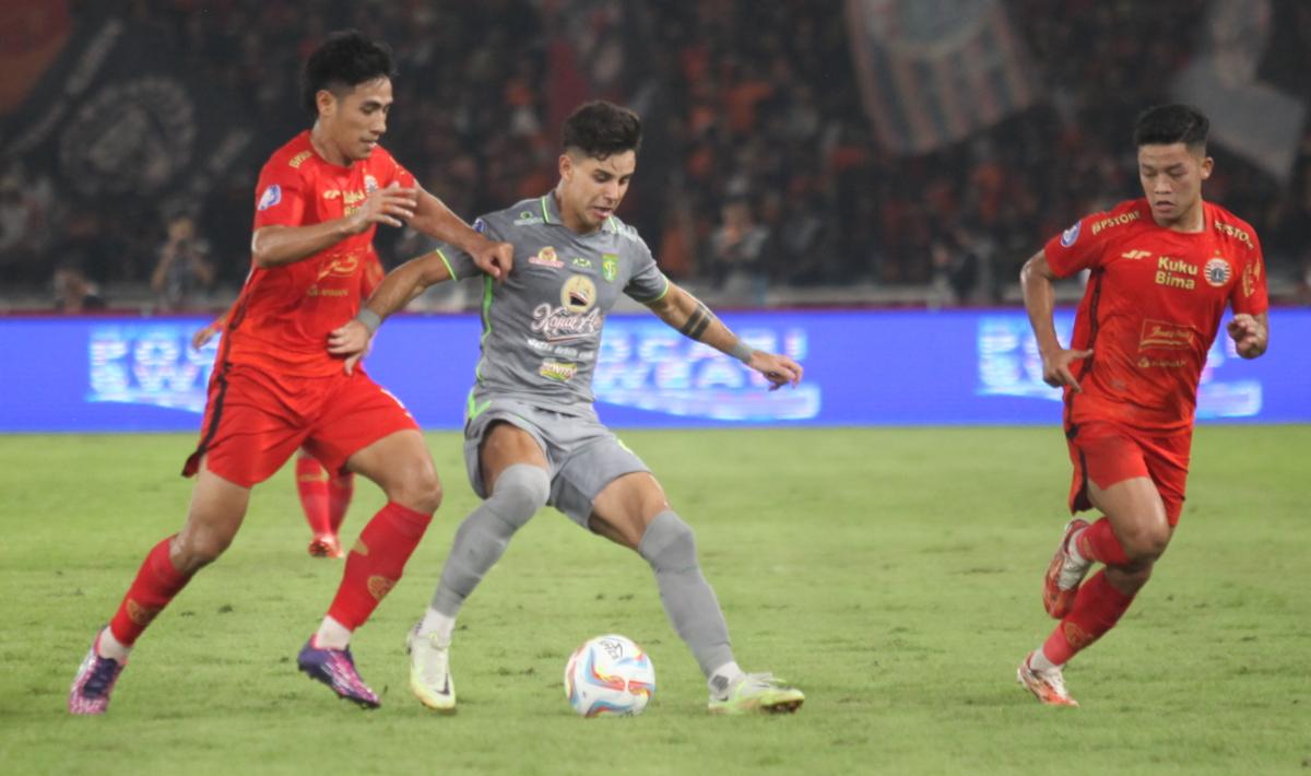 Berikut adalah ulasan prediksi Liga 1 2023-2024 pekan ke-22 yang mempertemukan tuan rumah Persebaya Surabaya menjamu Persija Jakarta, Sabtu (09/12/23) besok malam mulai pukul 19:00 WIB.