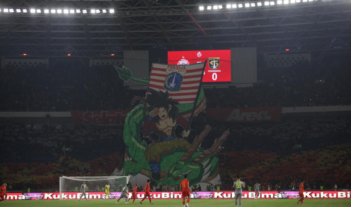 Suporter Persija, Jakmani membentangkan spanduk raksasa pada laga pekan kelima Liga 1 2023/2024 di stadion GBK, Minggu (30/07/23).