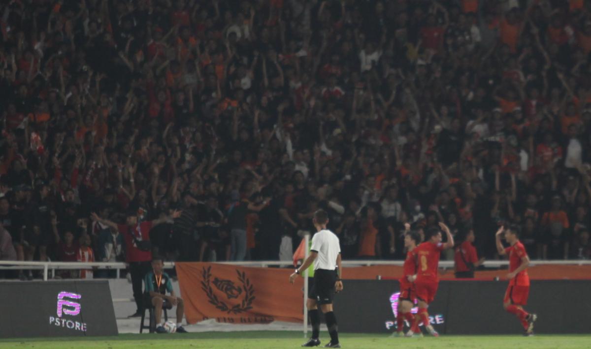 Selebrasi gol pemain Persija Ryo Matsumura dihadapan ribuan Jakmania usai mencetak gol ke gawang Persebaya pada laga pekan kelima Liga 1 2023/2024 di stadion GBK, Minggu (30/07/23).