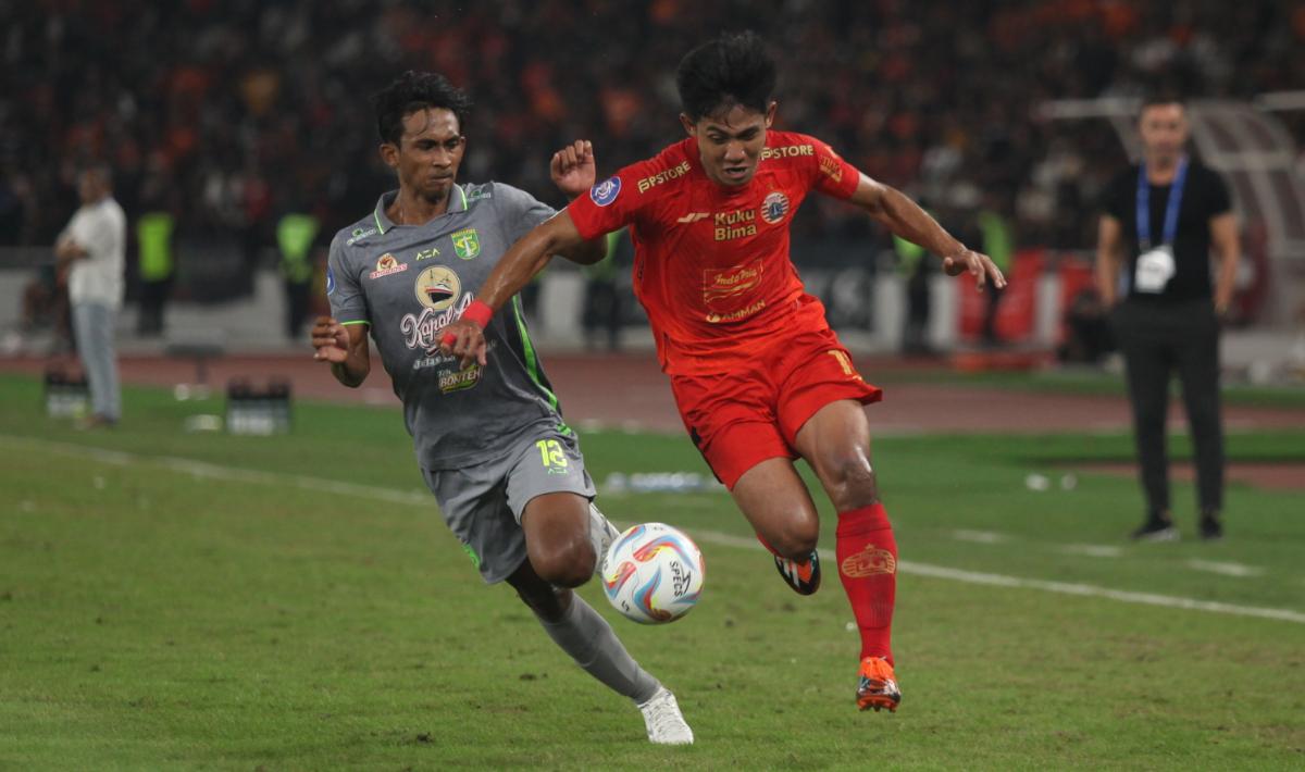 Duel antara pemain Persija, Witan Sulaeman (kanan) dengan pemain Persebaya, Nuri Fasya pada laga pekan kelima Liga 1 2023/2024 di stadion GBK, Minggu (30/07/23).
