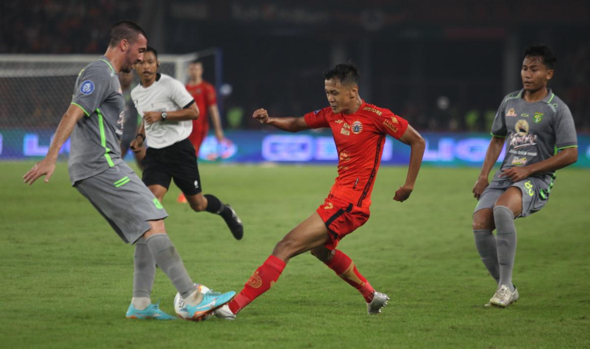 Duel antara pemain Persija, Dony Tri Pamungkas dengan kapten Persebaya, Dusan Stevanovic pada laga pekan kelima Liga 1 2023/2024 di stadion GBK, Minggu (30/07/23).