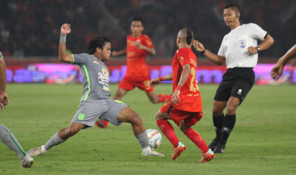 Pemain Persebaya, Andre Oktaviansyah mencoba menghalangi pemain Persija, Riko Simanjuntak pada laga pekan kelima Liga 1 2023/2024 di stadion GBK, Minggu (30/07/23).