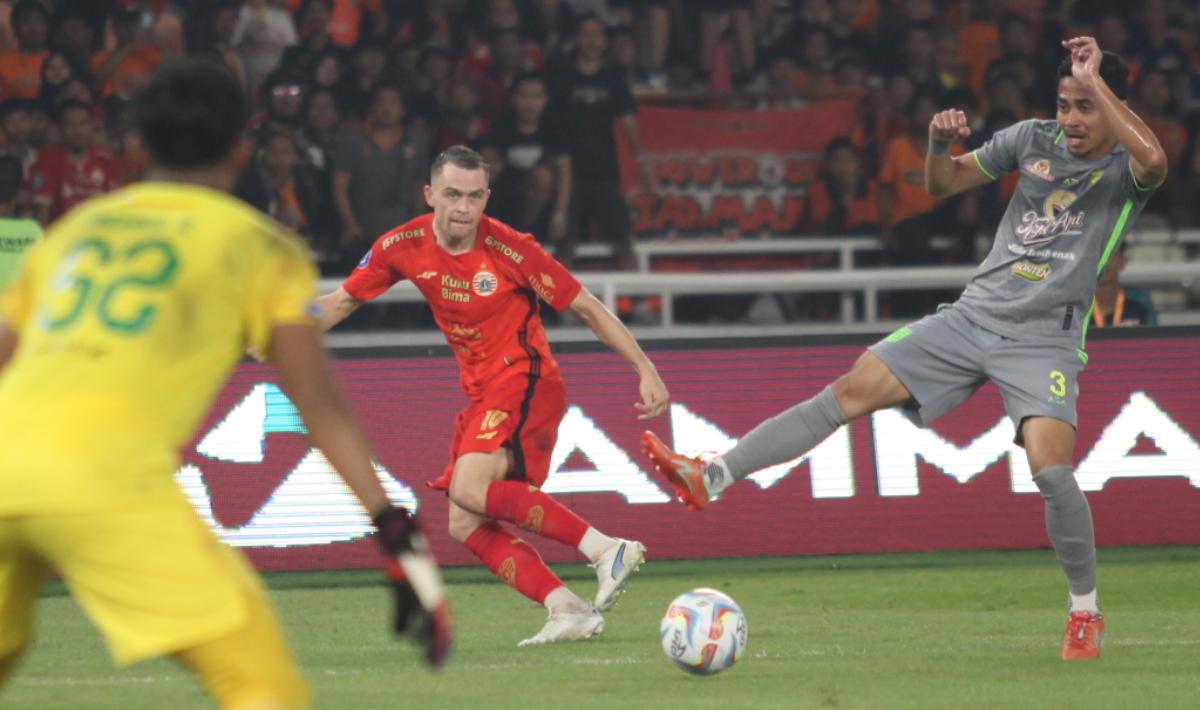 Aksi pemain Persija, Maciej Gajos saat memberikan umpan kepada rekannya pada laga pekan kelima Liga 1 2023/2024 melawan Persebaya di stadion GBK, Minggu (30/07/23).