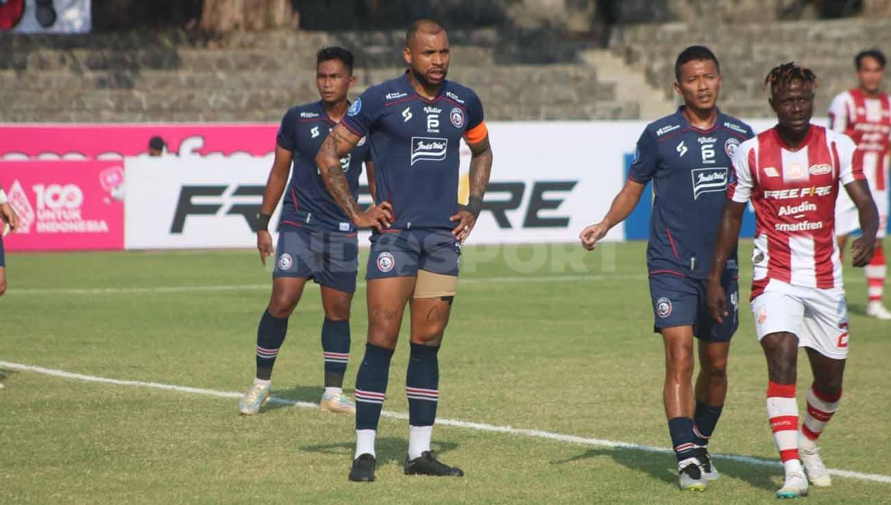 Pemain Arema, Gustavo di pertandingan antara Persis Solo vs Arema FC pada laga Liga 1, Minggu (30/07/23). (Foto: Nofik Lukman Hakim/INDOSPORT)