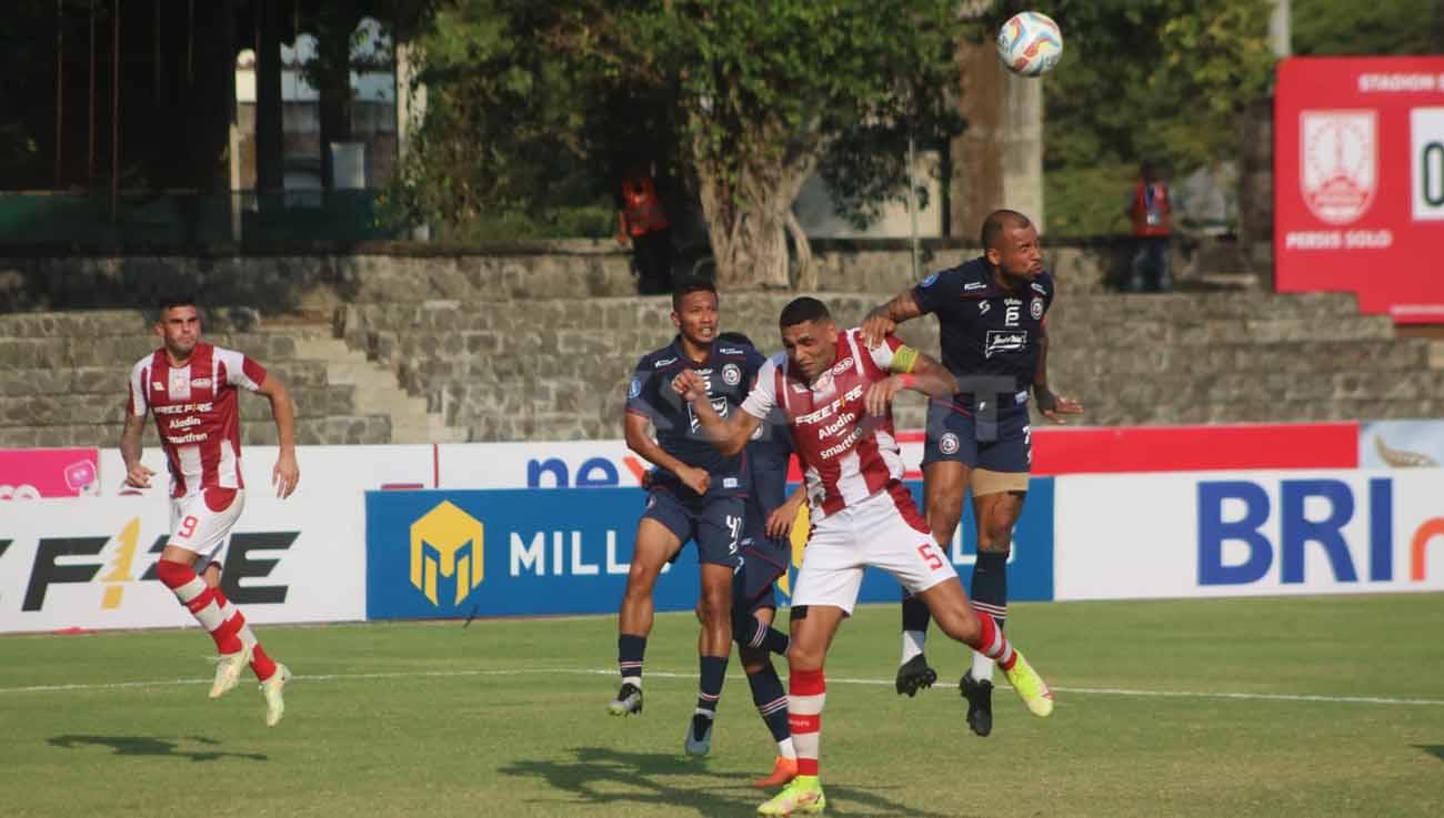 Duel udara pemain Arema Gustavo dengan pemain Persis Jaime Xavier di laga Liga 1, Minggu (30/07/23). (Foto: Nofik Lukman Hakim/INDOSPORT)