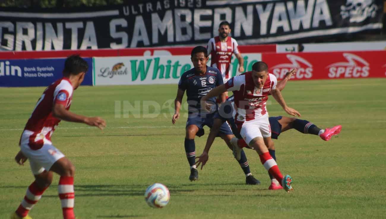 Pemain Arema Evan Dimas berebut bola dengan pemain Persis, Alexis Messidoro di laga Liga 1, Minggu (30/07/23). (Foto: Nofik Lukman Hakim/INDOSPORT)